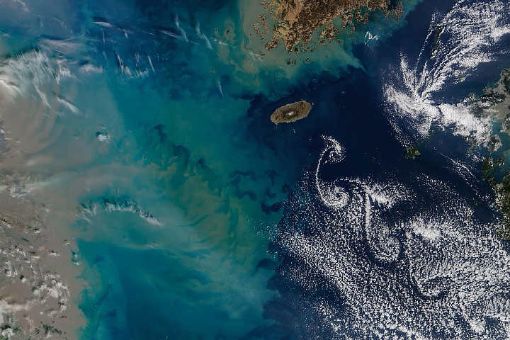 nasa-captures-breathtaking-von-k-rm-n-vortex-streets-over-east-china-sea-revealing-nature-s